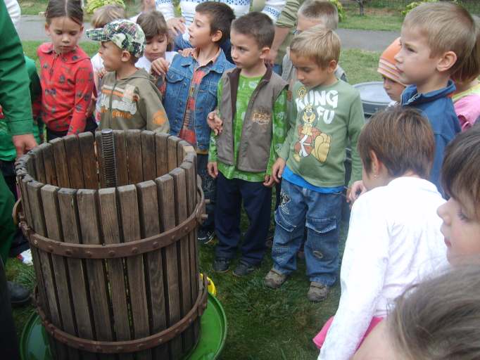 2009. október HÍREK AZ ÓVODÁBÓL Boldogházi Hírek 11 Szabinak, Móninak az oroszlán, Ervinnek a pettyes hiúz lopta szívébe magát. Kis Gabinak a medve, a kígyó jelentett élményt.