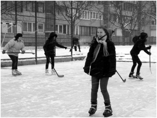 14 Jégpálya vár a Földváry iskolában A tartósan hideg időjárás lehetővé tette, hogy a sportpálya egy részén jégpályát alakítsunk ki.
