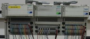 49. ábra Siemens S5 A következő típus (50. ábra) már az 1993-ban készített IEC szabványajánlás mindegyik PLC nyelvén programozható a CONCEPT fejlesztői környezetben.