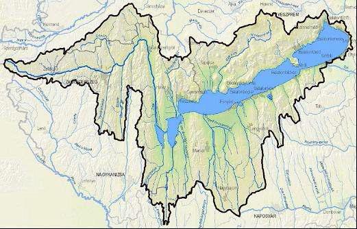 ábra: A Balaton vízgyűjtő területe Forrás: Balaton Kiemelt Térség Fejlesztési Programja Helyzetértékelés (Balaton Fejlesztési Tanács, 2013-2014) A város területén a talajvíz átlagosan 2-4 méter