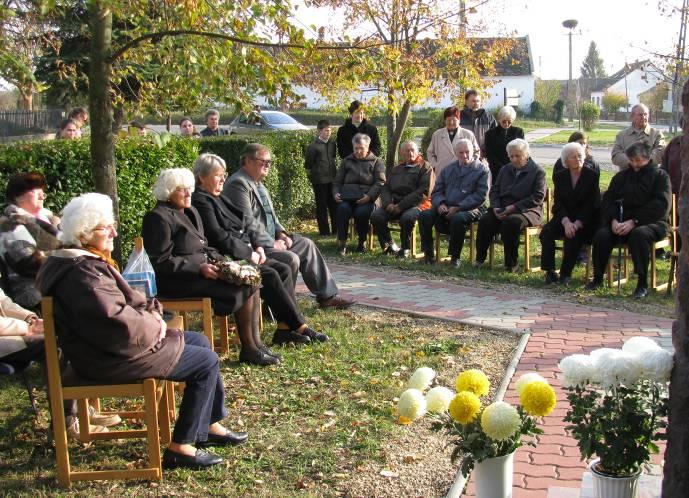 Megemlékezés 19 Megemlékezés Krizantémok, koszorúk, mécsesek és gyertyák. Ültünk a padon, s néztük az elénk hulló színes faleveleket. Az emlékműnél szeretteinkre emlékeztünk.