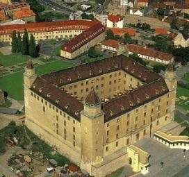 A Karlovy Vary Mária-Magdolna tiszteletére szentelt templom 1729-30 között épült Kilian Ignaz Dietzehofer (cseh barokk mester) tervei alapján, Falk János, majd Nietschmann János építőmesterek