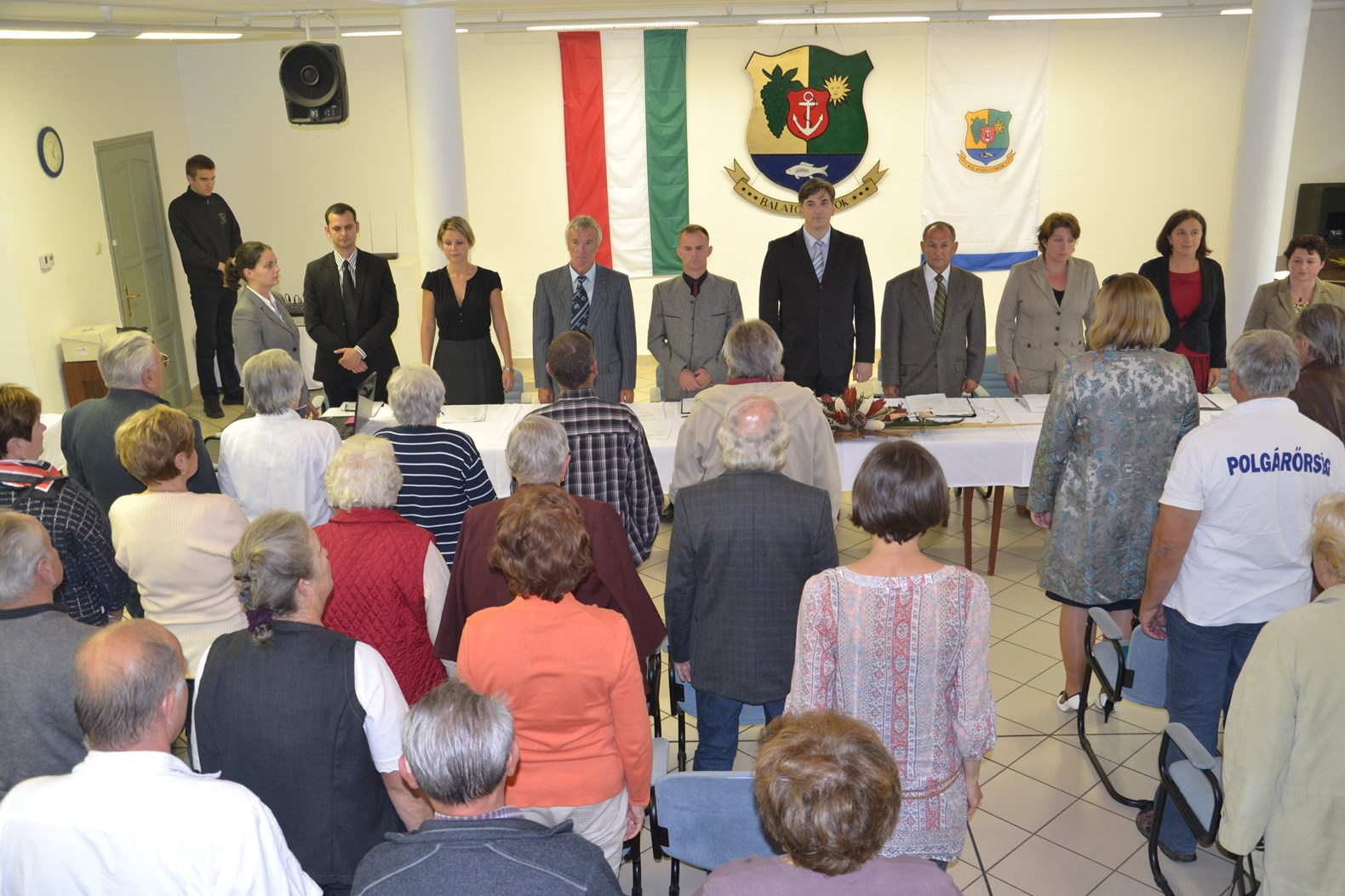 2 Balatongyöröki Hírlevél 2014 november Megtartotta első ülését a képviselő-testület A himnusz hangjaival vette kezdetét az ünnepség az alakuló ülésen.