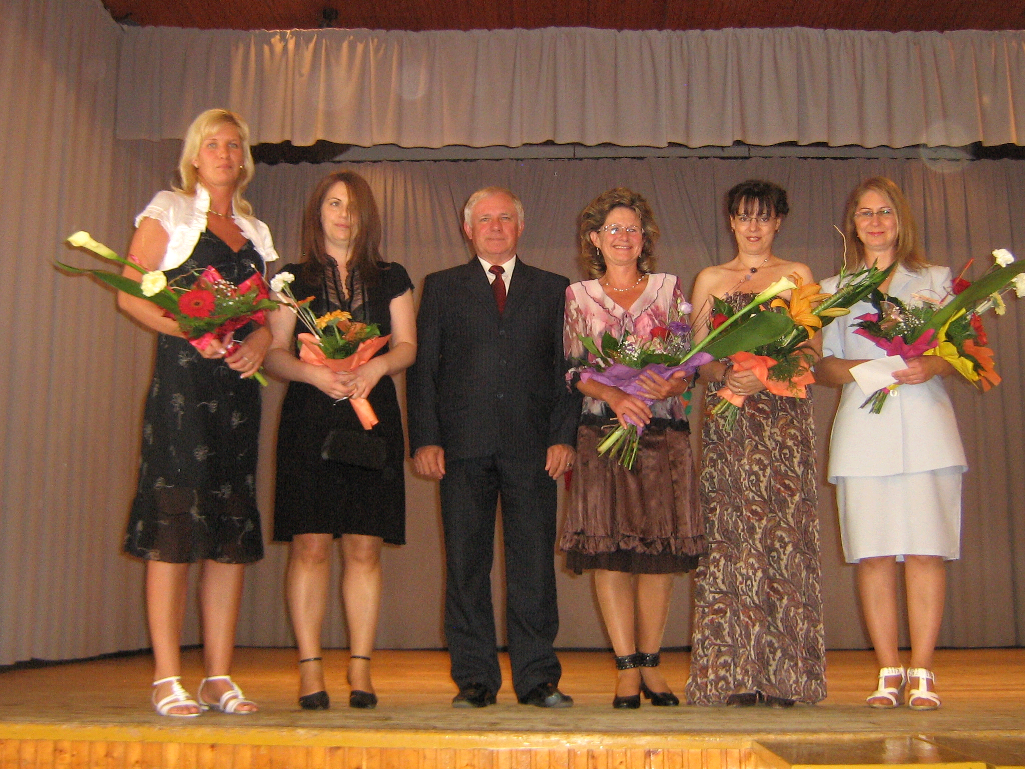 6 KARTALI Szülõfalum Kartal Pedagógusnap 2012. jún. 4. gyermeknapi játék A pedagógusnap igazi egyetemes ünnep, hiszen a világ minden táján megünneplik, csak eltérõ idõpontokban.