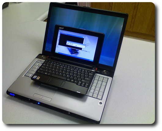 SZÁMÍTÓGÉPES ALAPISMERETEK A SZÁMÍTÓGÉP FELÉPÍTÉSE Asztali számítógép sematikus ábrája A hordozható számítógépeket nevezzük laptopoknak vagy notebookoknak.