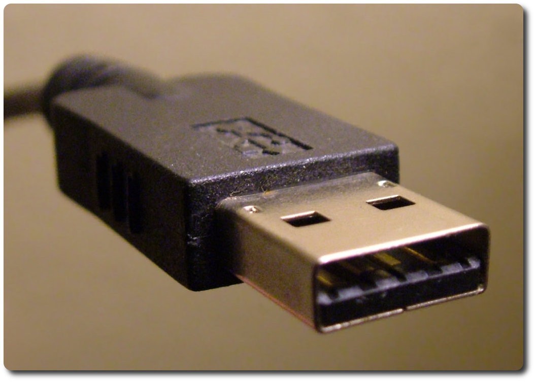 Az USB egy általános port, melyre szinte bármilyen eszközt csatlakoztathatunk, a legtöbb eszköz ilyen csatlakozóval rendelkezik.