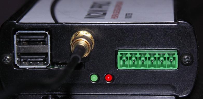 2. Közben a frontlapon található két kis LED időnként pirosan felvillanhat csak Cinterion modulok esetén funkcionál - ami az antennán folyó GSM hálózati forgalmat jelzi vissza.