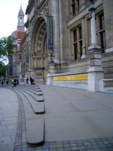 A Victoria & Albert Múzeum akadálymentessége Barry Ginley, Egyesült Királyság A V&A a világ leghatalmasabb díszítomuvészeti és tervezési múzeuma.