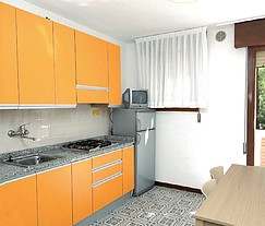 206 - Appartamenti Splendid e Salisburgo (Bibione) Üdülı 2 egységbıl, Bibione Pineda zöldövezeti részén, közel a centrumhoz, 200 m-re a tengertıl. Minden apartmanhoz parkoló tartozik.