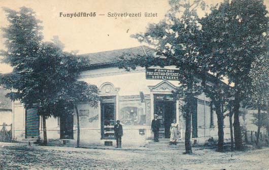 Útrészlet 94. Fonyód. A község fõuccája. - 1928. A Fõ 1929-ben már Ripka Ferencrõl elnevezett utca sarkán állt egykor a mai Posta helyén Tényi Lajos (1872-1909) kereskedõ üzlete, ahol fûszer-.