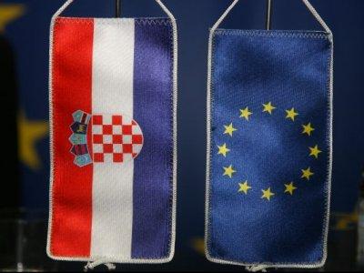 A KAPCSOLAT FELVÉTEL A NYUGAT BALKÁN ÉS AZ EURÓPAI UNIÓ KÖZÖTT 4. ábra Horvát - EU zászló forrás: hirportal.sikerado.