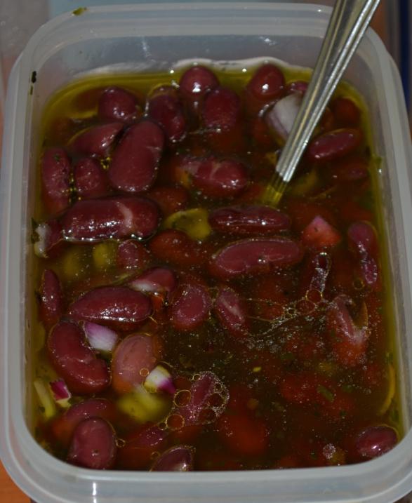 Vörösbab saláta 2 doboz vörösbab konzerv 4 ek olívaolaj 2 ek balzsamecet 7 ek víz olasz fűszerkeverék 1