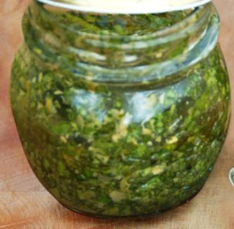 Pesto 30 g bazsalikom 50 g dió vagy fenyőmag 1 gerezd fokhagyma só olívaolaj hogy jó állaga legyen A hozzávalókat összeturmixoljuk, majd üvegekbe öntjük.