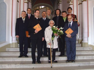 A legidősebb kecskeméti olimpikon Folytatás a 14. oldalról Debrecenben lett volna olyan edzőm, aki tovább tu dott volna fejleszteni, de a távolság a fővárostól túl nagy lett volna.