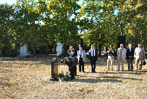 Idén a halottak napja elıtt, október 27-én látogattuk meg a Fiumei úti sírkertben nyugvó professzorokat. Magyar Állatorvosi Panteon Bevittük a Mészáros M.