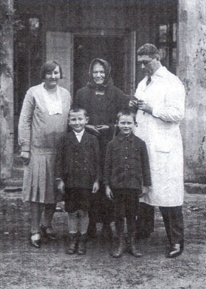 Iskolai csoportkép 1925-ből Apám ötödikes fiával a jobbján én ülök öt évesen Bod László a gimnázium felsőbb osztályaiban kezdett sikereket elérni az iskolában: jól rajzolt és nagyon tisztességes ifjú