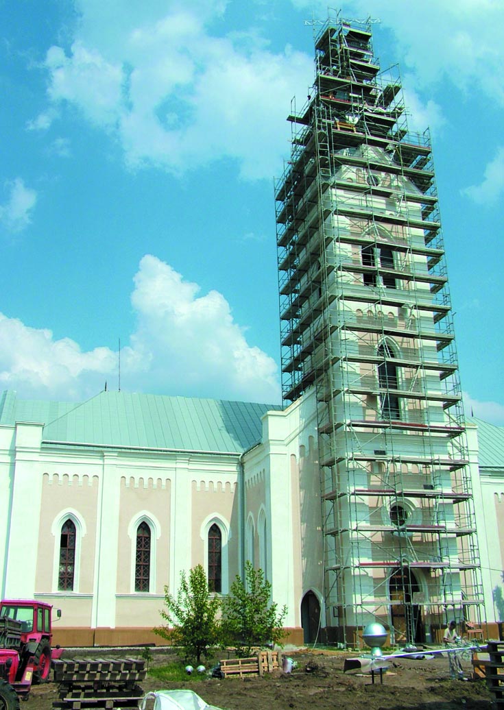 beruházások. A Református Nagytemplom felújítása megtörtént. Hangsúlyozni szükséges, hogy a program kizárólag a templomépület külsõ felújítását, illetve a templomkert megújítását tartalmazhatta.