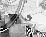 Tárolás 71 1. Állítsa a pedálokat az ábrán látható helyzetbe, és helyezze a kerékpárt a legelső keréktartóba. Ellenőrizze, hogy a kerékpár a keréktartó közepén helyezkedik el.