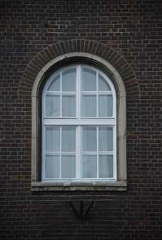 műemlékvédelem alatt álló ablakok felújítása és energetikai korszerűsítése is.