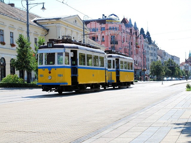 130 éves a debreceni tömegközlekedés A lóvasúttól a CAF villamosig Százharminc évvel ezelőtt, 1884-ben indult Debrecenben a gőzvontatású vasúti közlekedés, mégpedig elsőként az Osztrák Magyar