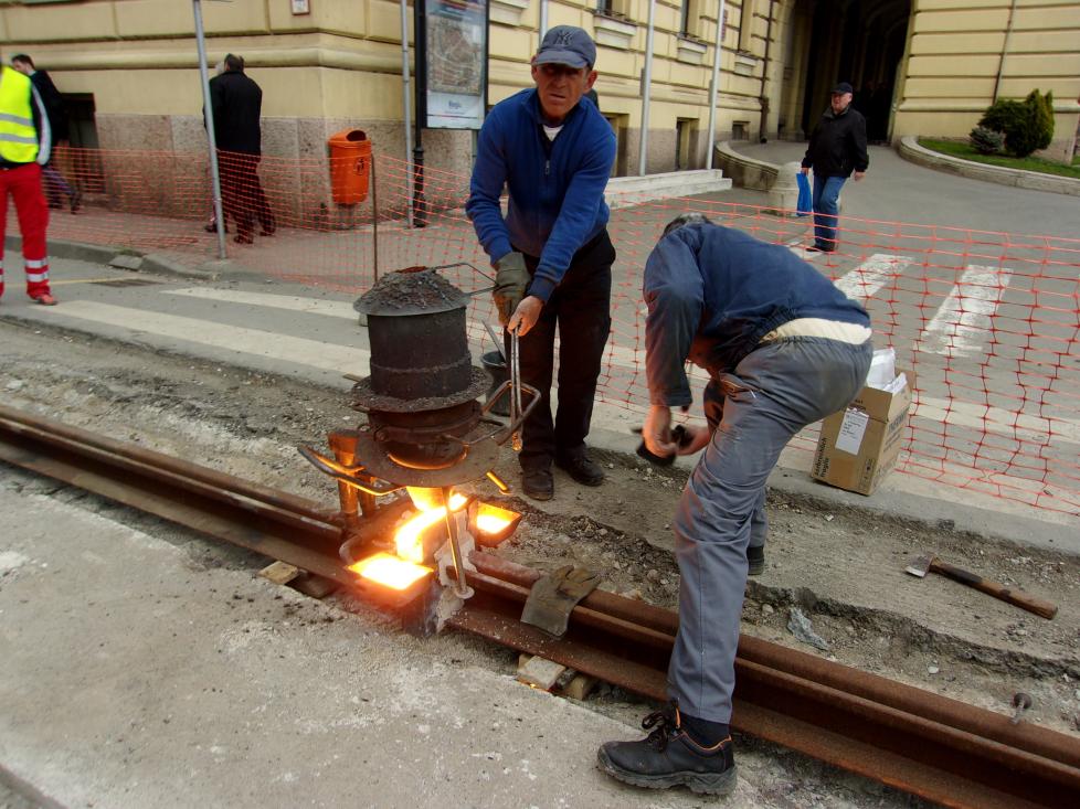 A Szent László (ma Unirii) tér felújítási munkálatai képekben: - aluminotermikus