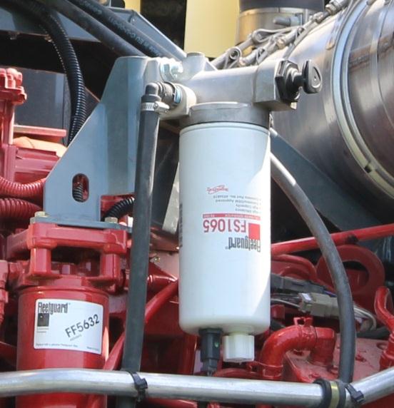 XXIII. Szerviz: Szűrők Vízhűtő rács A motorhűtő, az olajhűtő és a klíma kondenzátor levegőáramának fenntartásához gyakran ellenőrizze és tisztítsa rendszeresen a hűtőlevegő rácsait.