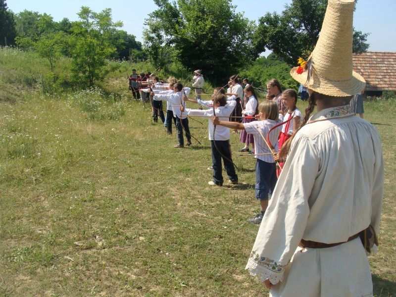 2012. TAVASZ KÖZÖS ÉG N api rendszerességgel használjuk ezen, számunkra oly kedves szócskát. Lépten nyomon közösségi oldalakról, vallási közösségekről, közösségfejlesztő tréningekről hallunk.