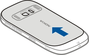 Memóriakártya behelyezése vagy eltávolítása Ehhez a típusú készülékhez kizárólag a Nokia által jóváhagyott kompatibilis microsdkártyák memóriakártyákat használjuk.