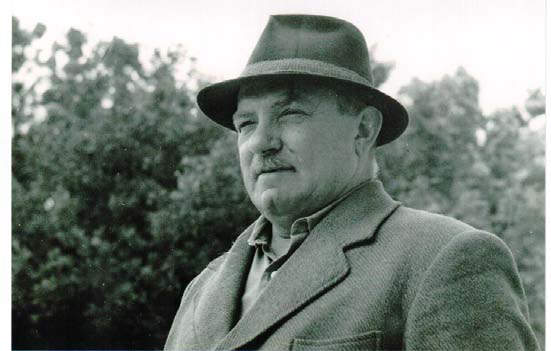 Őcsényi Hírmondó Party István Dusnokon született, 1908. augusztus 19-én, Szent István nap előestéjén, így kapta a keresztségben az István nevet.