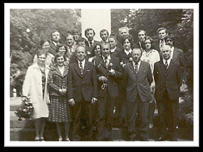 Köszöntő A gimnázium fennállásának hatvanödik, a magyar tannyelvű gimnázium fennállásának hatvanadik évfordulóját ünnepeljük. A magyar osztályok történelme 1953. szeptember 1-jén kezdődik.