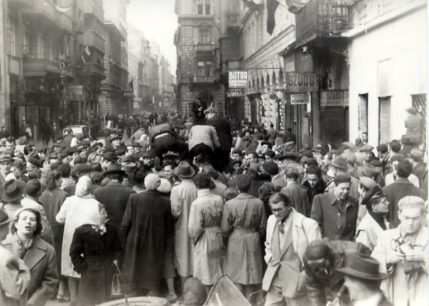 Molnár Pista barátom volt itt: ő Debrecenben járt a nagy napokban, a forradalom kezdetén ott is kemény összecsapás volt az ÁVO és a forradalmárok között. 1956. nov. 4.