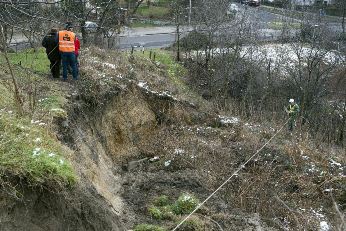 Felszínmozgásokra utaló jelek egyébként nagy számban láthatóak a környéken található rézsűkön, deformálódott lépcsők, kőszórások, felszíni domborulatok, ferde fatörzsek alakjában.