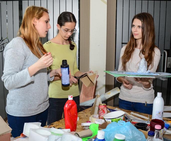 A hét során közös munkával felépült egy installáció Szeged alaprajzán, a nagyteremben. Itt helyezzük el a Szegeddel kapcsolatos alkotásokat, később pedig előadások helyszínéül szolgál.