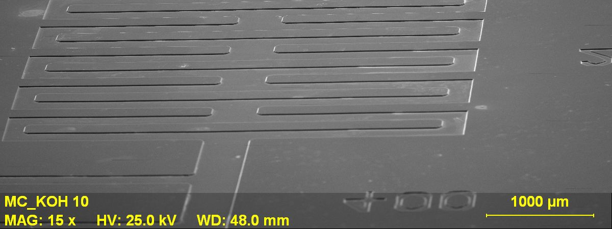 9. ábra: A megvalósítandó Si chip részlete véranalízishez használható keverő és szeparátor struktúrákkal Mikrofluidikai tesztstruktúra előállításának lépései 1.