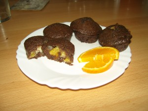 A muffin formába muffin papírt teszünk vagy kikenjük vajjal. Az előkészített muffin formákat 2/3-ig töltjük a masszával. A már előmelegített sütőbe tesszük és 25 percig sütjük.