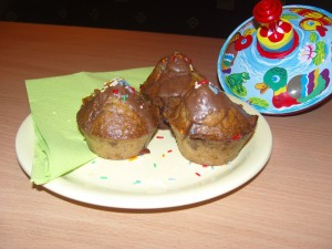 A muffinformát előkészítjük, (ha kell kikenjük, vagy kibéleljük muffin papírral) Az előmelegített sütőbe rakjuk és 25 percig sütjük. Tűpróbát végzünk és ha valóban megsült, rácson hagyjuk kihűlni.