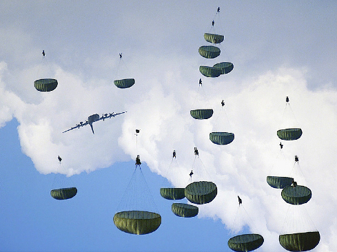 4 Bekötött ugrás Angol nyelvterületen static line nak (rövidítve: SL) vagy LALO ugrásnak (Low Altitude Low Opening Kis Magasság Alacsony Nyitás) nevezik.