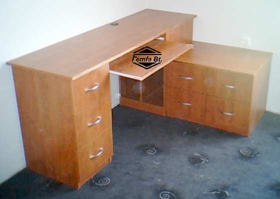 Egyedi számítógépasztal, sarokba illeszked kialakításban, jobb oldalon fénymásoló elhelyezésére szolgáló felülettel, calvados (feláras)