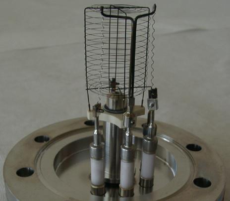 6.5.2.1. Bayard-Alpert típusú (BA) ionizációs vákuummérő A C K 1 K 2 6.5.2.2. ábra. Bayard-Alpert mérőfej vázlata és fényképe (Tungsram).