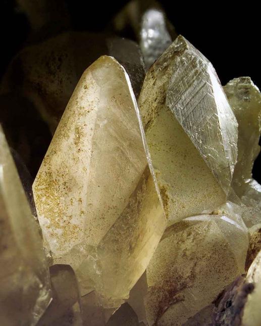 Az ásványok termete - Egy adott anyagi minőségű kristály szerkezetének megváltozása nélkül képes a képződési körülmények