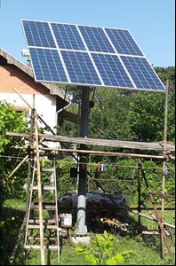9. ábra: A napelemek bekötési rajza. Forrás: saját ábra 2014-es év folyamán Barna Imre nekikezdett egy napelem rendszer megépítésének, amely képes a napot követni.