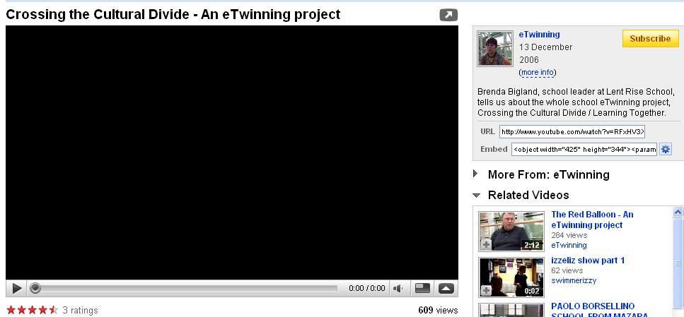 A YouTube videók beágyazási kódja a videolejátszó jobb oldalán, az Embed felirat mellett található.