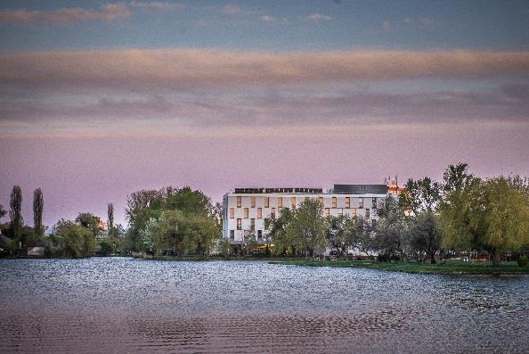 BEST WESTERN PLUS Lakeside Hotel****, Székesfehérvár A 2015 áprilisában megnyitott négycsillagos BEST WESTERN PLUS Lakeside Hotel**** Budapesttől mindössze fél órányi távolságra, az egyik legnagyobb