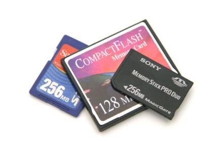 A legelterjedtebb memóriakártya típusok: Multi Media Card(MMC) és a Secure Digital(SD) Működésben abban térnek el egymástól,hogy az MMC