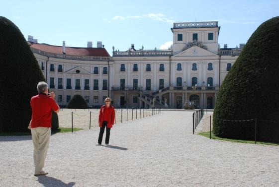 A sírbolt belső, újabb kori részében áll Széchényi Pál kalocsai érsek tölgyfa koporsója. A mumifikálódott holttestet a család 1810-ben helyeztette ide a sopronbánfalvi pálos templom kriptájából.