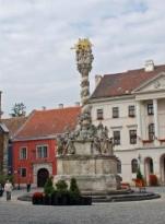 Belépődíj Felnőtt: 500 Ft Kedvezményes: 250 Ft SZENTHÁROMSÁG-SZOBOR A Szentháromság-szobor az 1695-ös pestisjárvány óta áll a tér közepén.
