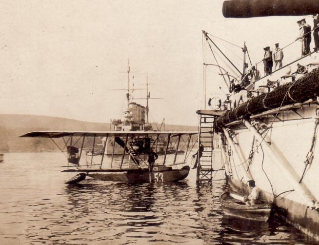 Tengerészeti repülés A Monarchia haditengerészete 1910-ben kezdte el a légierő kiépítését, 1911-ben megnyitva a máig létező pólai Santa Catarina repülőbázist.