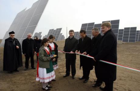 2.2. Nap A napenergia, a sugárzó fény és a nap hőjének hasznosítására egy sor új technológia szolgál. Ezek a szolár fűtési rendszerek és a fotovoltaikus napelemes rendszerek.