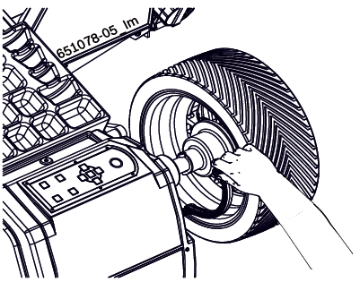 1. Helyezzük a keréktávolság és az átmérő méréséhez az elektronikus tolómérőt a kerékre.