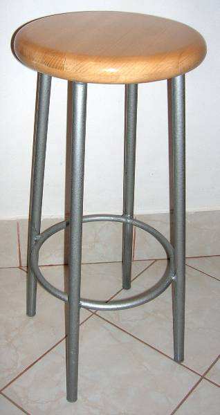 Bárszékek 70 cm-es ülésmagassággal acél csvázzal, ezüstszürke kalapácslakk felületkezeléssel üléslapjaik balról jobbra: o tömör